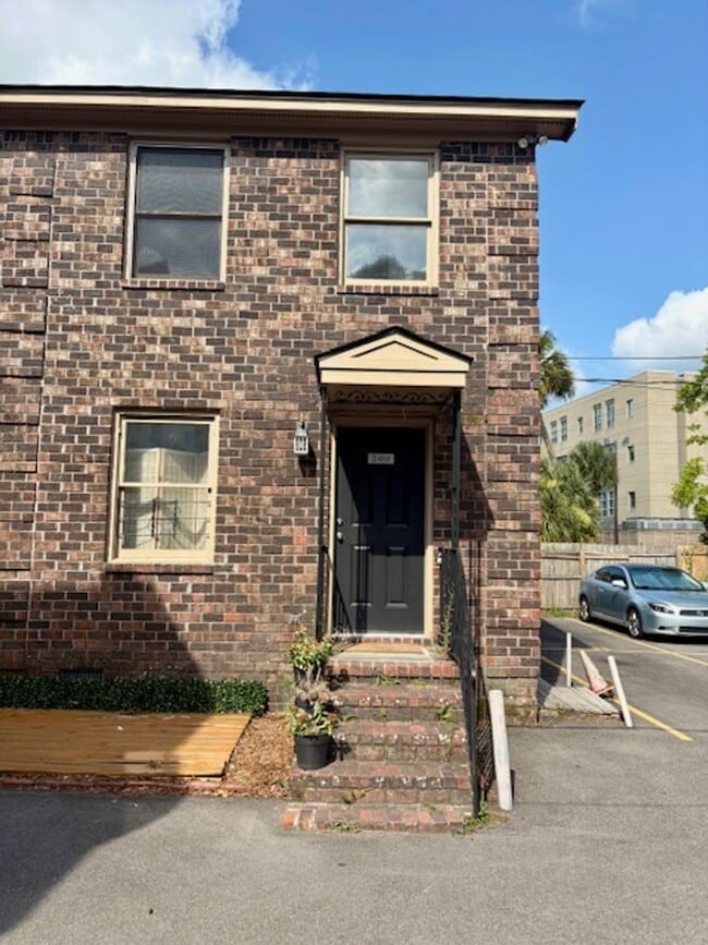 Building Photo - Charming End Unit Two Bedroom Townhome on ...
