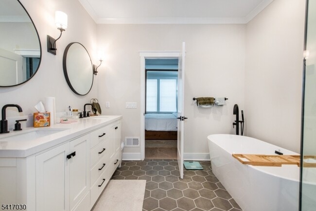 Building Photo - 37 Hillandale Dr