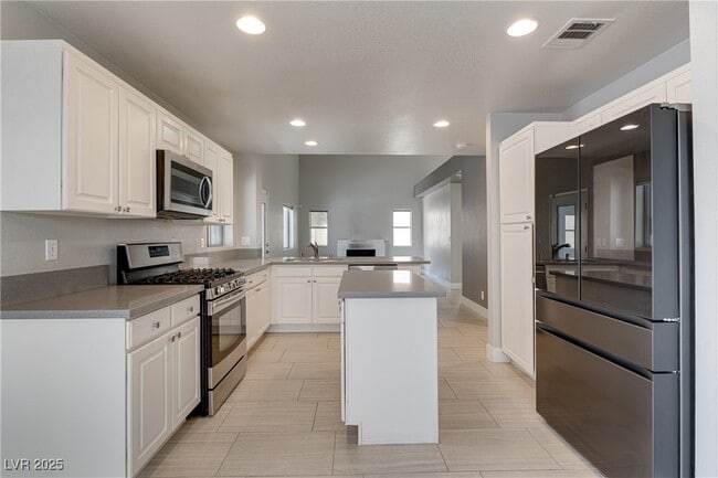 Building Photo - 20 Fantasia Ln