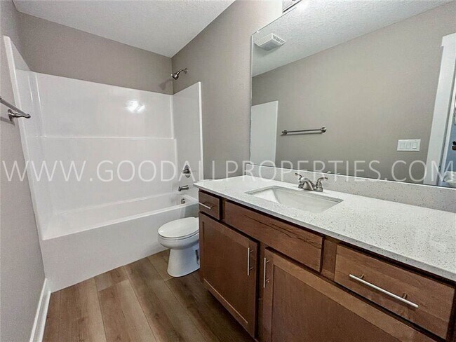 Building Photo - Stunning 4 bedroom, 3 bath Ranch Style Hom...