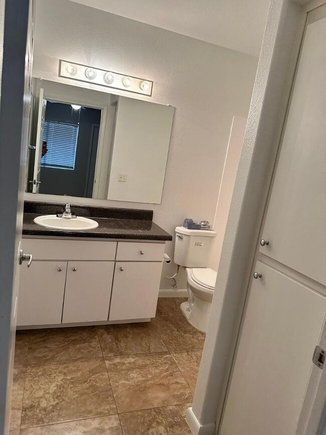 Building Photo - 1295 N Ash St