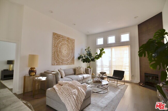 Building Photo - 5703 Laurel Canyon Blvd