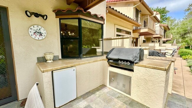 Building Photo - Stunning and Well Appointed High-End Two-S...