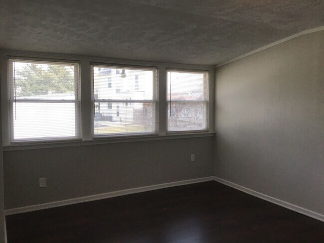 Building Photo - Single Family Home 3 beds 2 full bath Available Now!