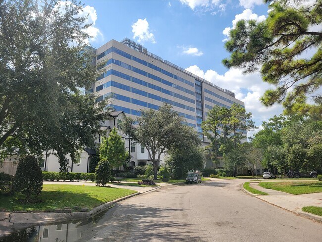 Building Photo - 2027 Sheridan St