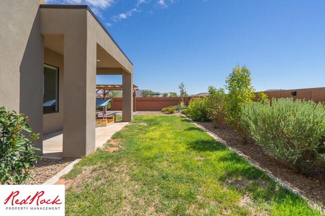 Building Photo - DOG FRIENDLY 4-Bedroom Modern Desert Home ...