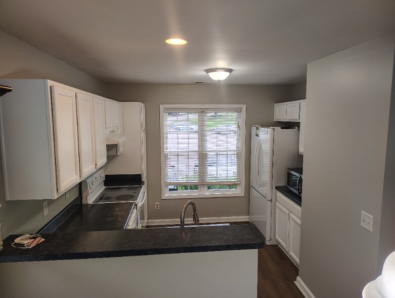 Building Photo - 6001 Mullens Dr