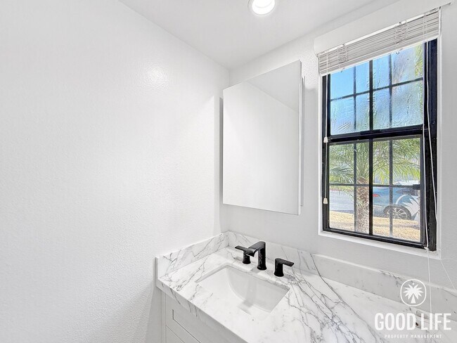 Building Photo - Stunning 2B/2.5BA Condo in Carlsbad For Lease!