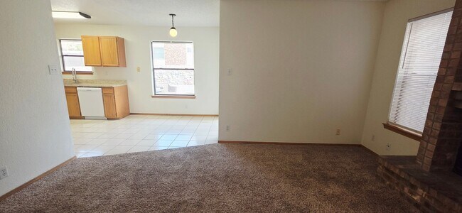 Building Photo - Charming 3 bedroom, 2.5 bath home in West El Paso!