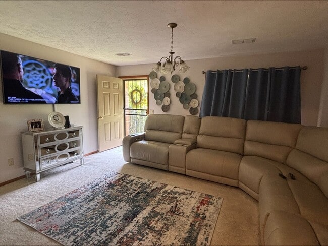 Building Photo - 131 Center St