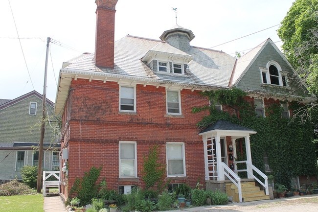 Building Photo - 112 Woodward St