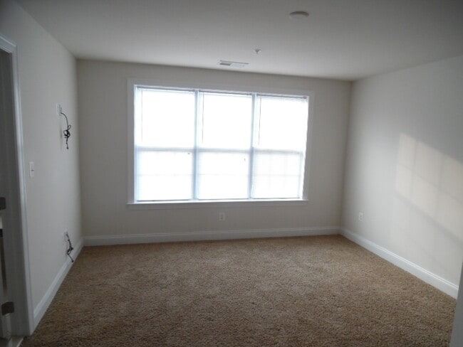 Building Photo - Luxury Townhome- Anne Arundel, MD