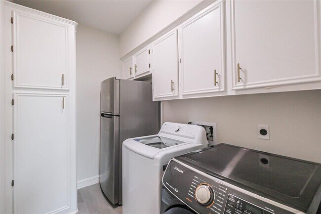 Building Photo - 1319 Hannington Dr