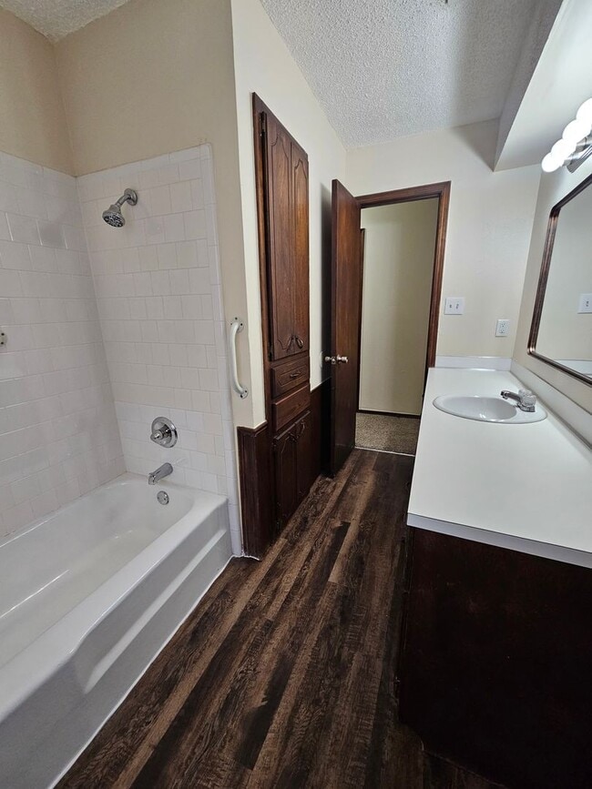 Building Photo - (4) Bed/(2) Bath New Flooring and Fresh Pa...