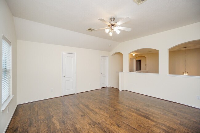 Building Photo - 1323 Colonial Manor Dr