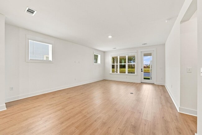 Building Photo - 3084 Claredon St