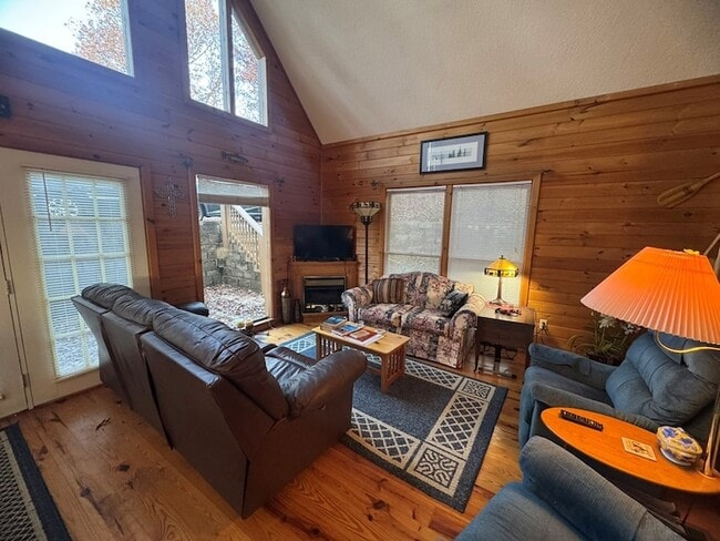 Building Photo - 664 Fox Run Dr