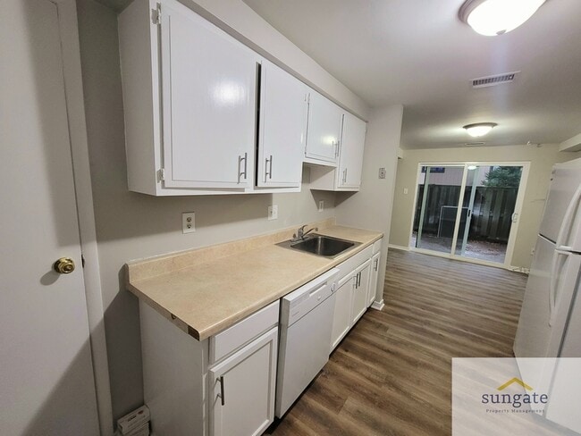 Building Photo - 488 West Ct