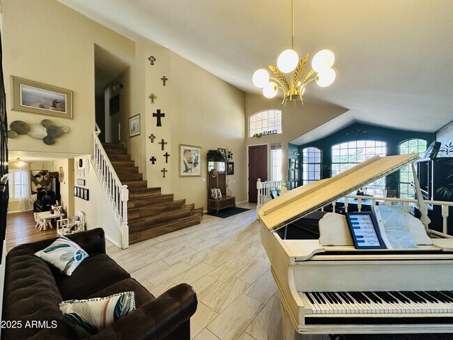 Building Photo - 727 W Mendoza Cir