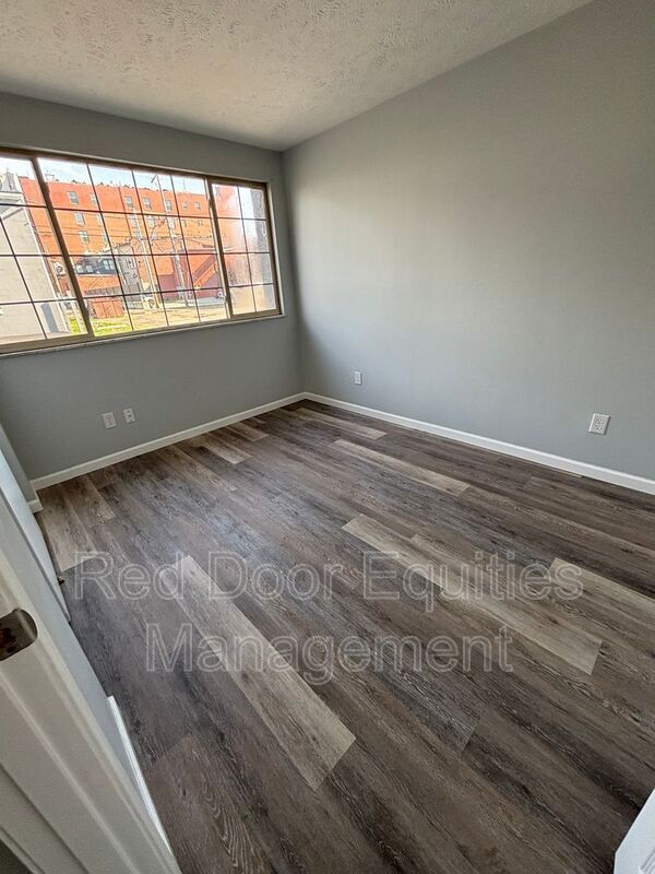 Building Photo - 117 W Walnut St