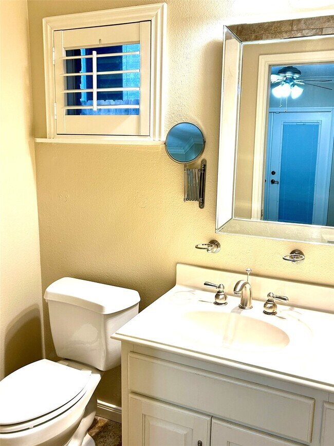 Building Photo - 5022 Darnell St