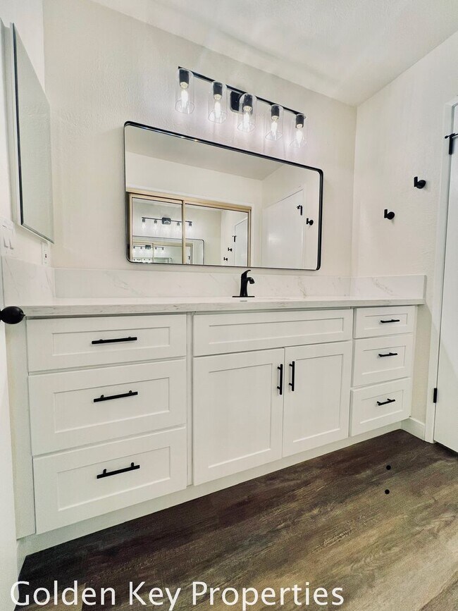 Building Photo - Welcome to this stunning duplex located in beautiful Bonsall!