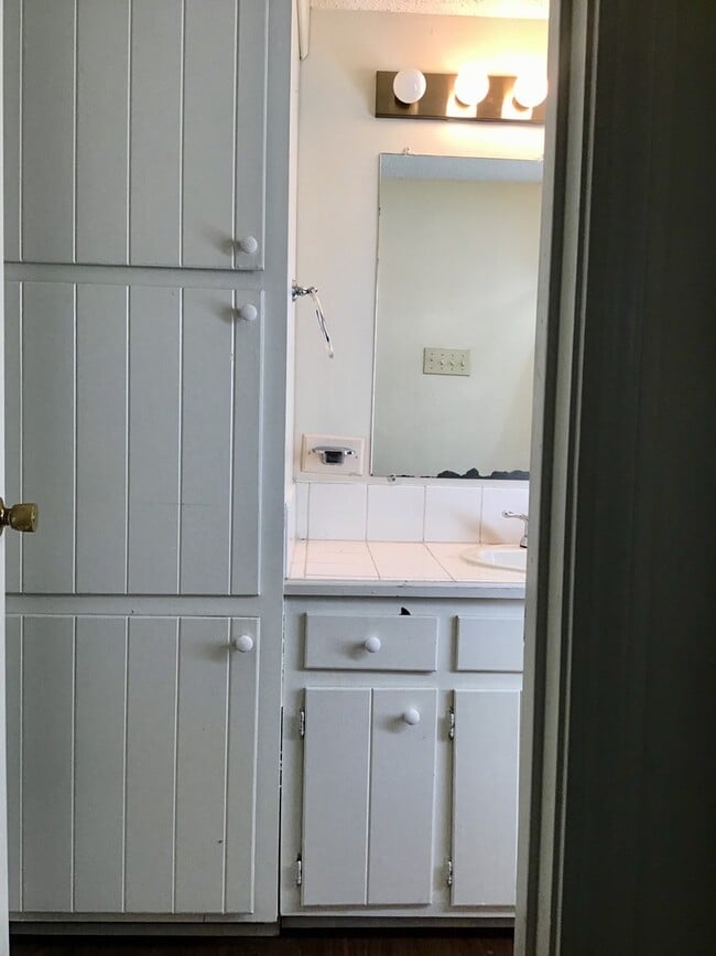 Building Photo - Beautiful 3 Bedroom Apartment. Great place...