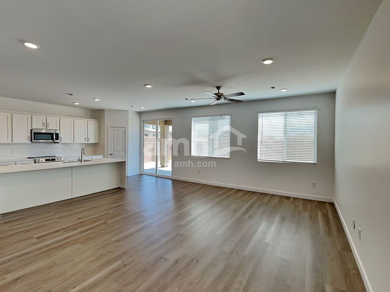 Building Photo - 9665 N Avenida Lucena