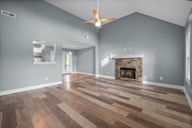 Building Photo - Pet Friendly Three Bedroom with Bonus!