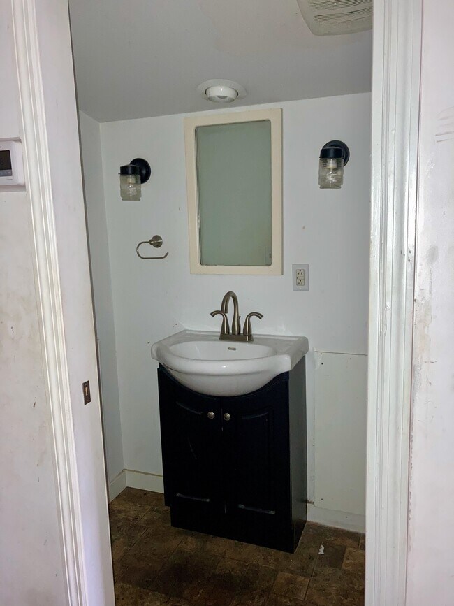 Bathroom -upstairs - 1005 Rosemont Dr