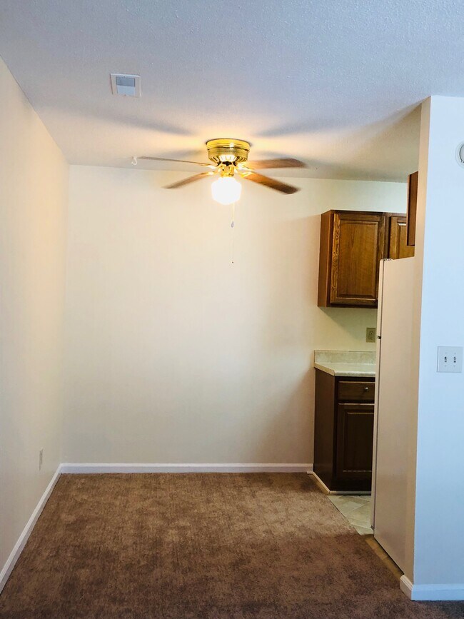 Building Photo - 1001 Spring Valley Dr