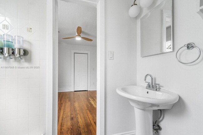 Building Photo - 416 S L St