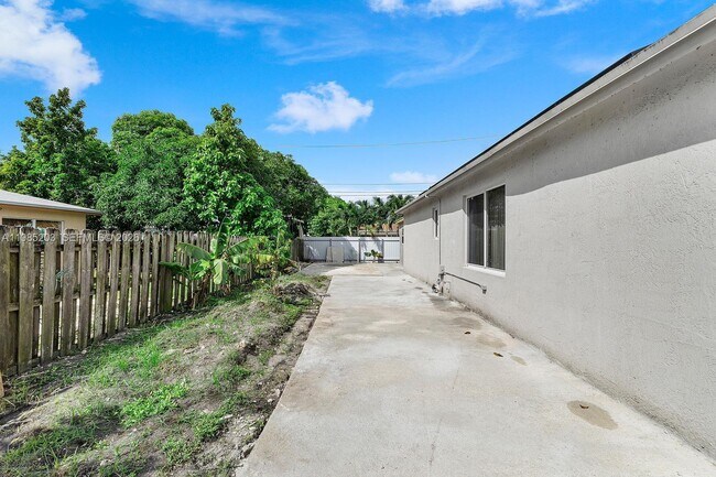 Building Photo - 1521 NW 62nd Terrace