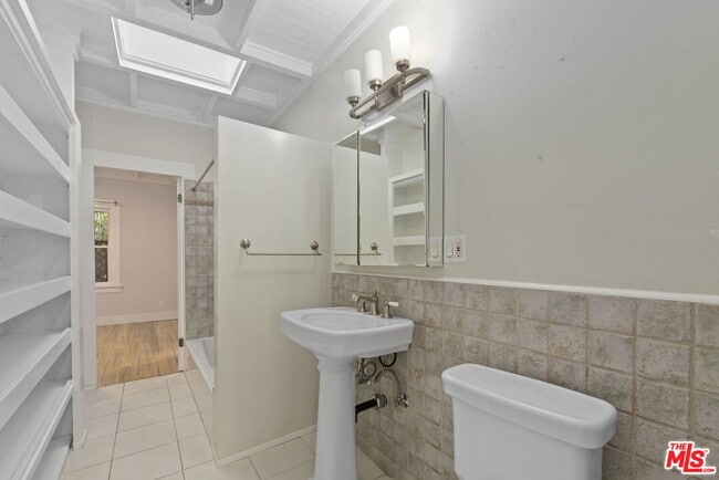 Building Photo - 2429 Beverley Ave