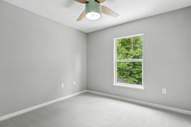 Building Photo - Newly Renovated 4 Bedroom!