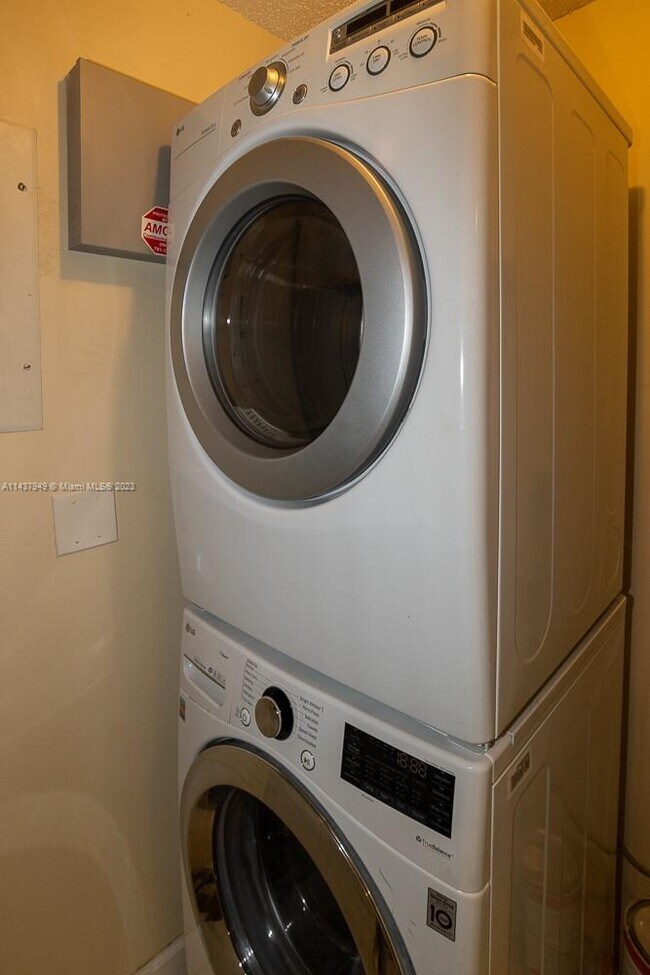 Building Photo - 76 Isle of Venice Dr