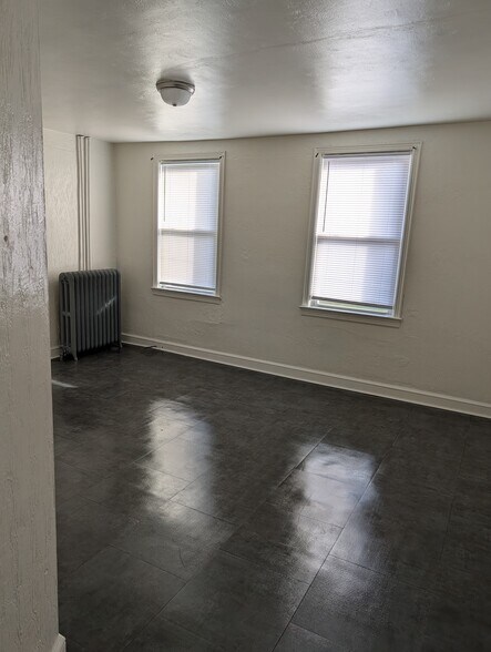 Building Photo - 319 W 11th St