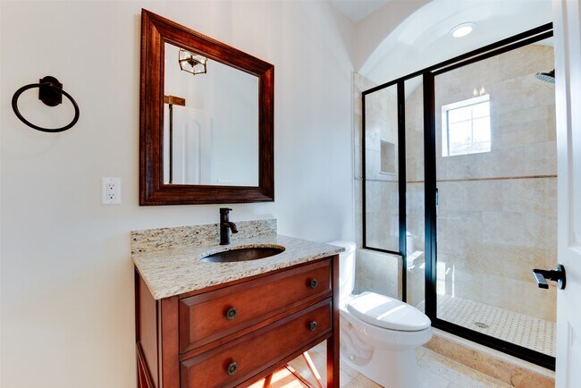 Building Photo - 905 W 22nd St