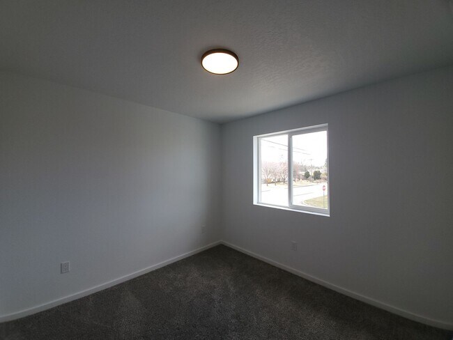 Building Photo - Newer Build