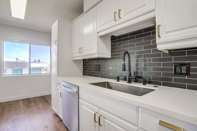 Building Photo - 435 N Oakhurst Dr