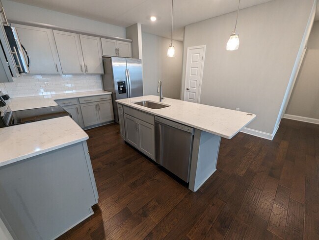 Building Photo - AVAILABLE NOW! 2-Bed/2-Bath Condo in Franklin