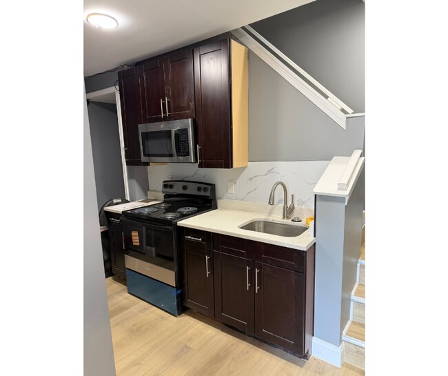 Building Photo - 427 S Augusta Ave