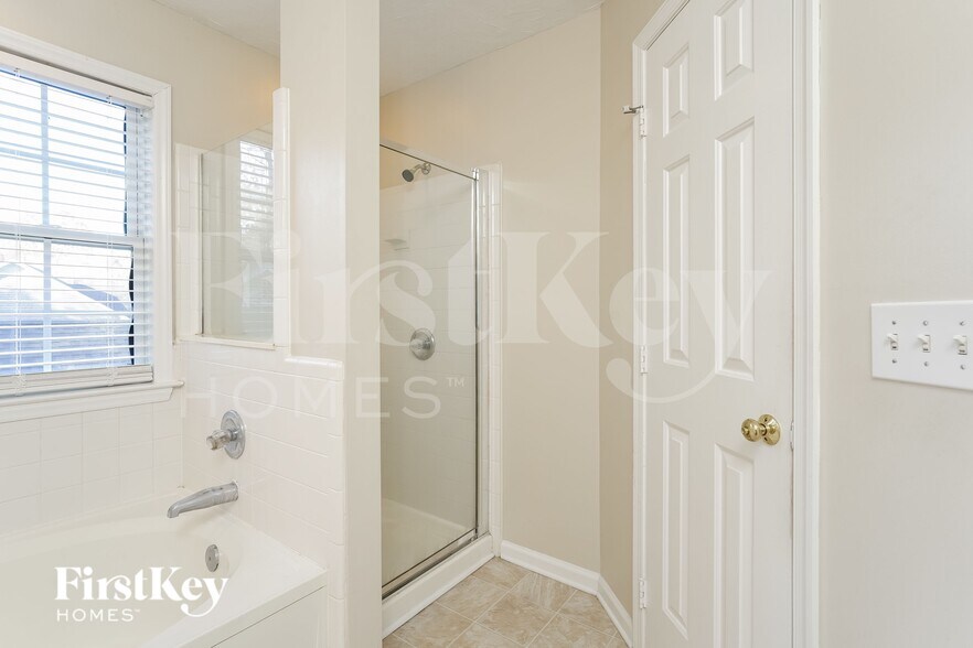 Building Photo - 3121 Southhampton Dr