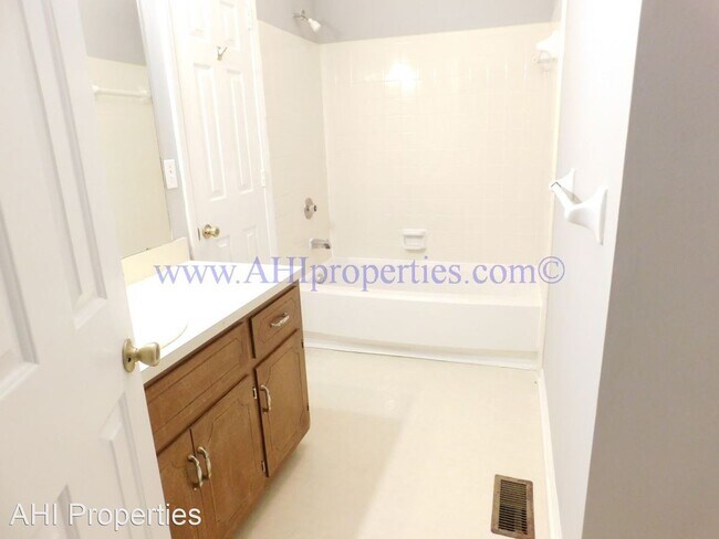 Building Photo - 3 br, 1.5 bath House - 2540 Hampstead Drive