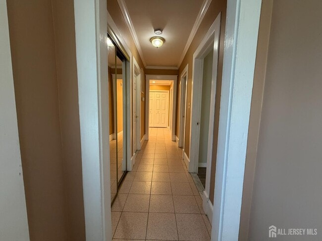 Building Photo - 628 Grove Ave