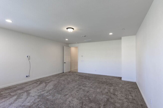 Building Photo - Stunning 5 Bed, 4 Full Baths And 2 Half Ba...