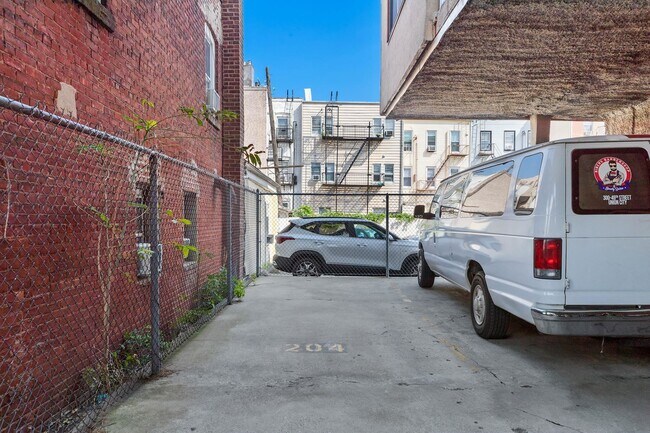 Building Photo - 318 38th St