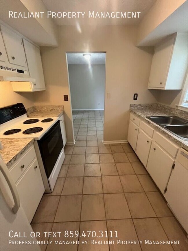 Building Photo - 457 Woodview Dr