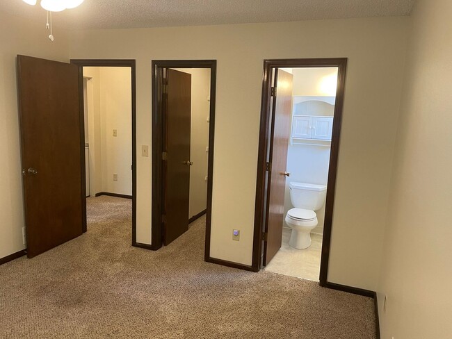 Building Photo - Spacious 4 bed 1.5 Bath Ranch-Style Home i...