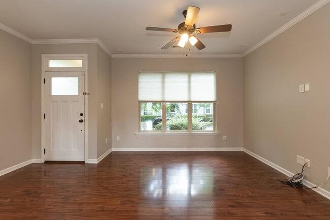 Building Photo - GORGEOUS Well maintained Two Bedroom Townhome!